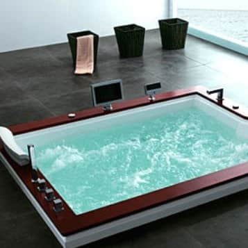 Luxurious Whirlpool White Bathtub cum Jacuzzi - rear_view