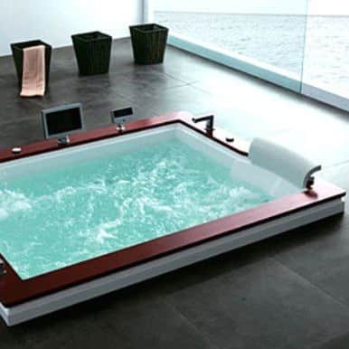 Luxurious Whirlpool White Bathtub cum Jacuzzi - right_view