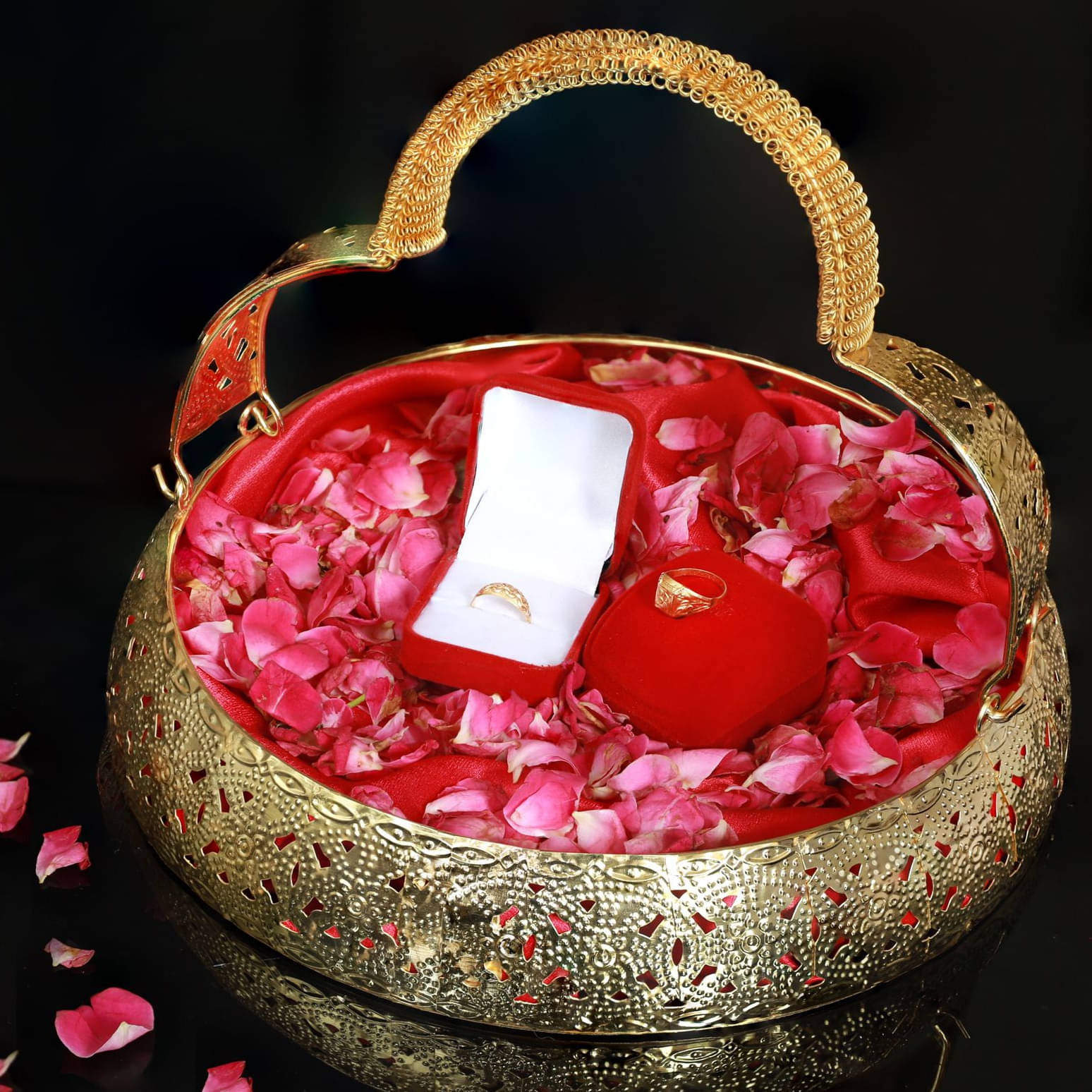 Tuxédo Surahi Basket Decorative