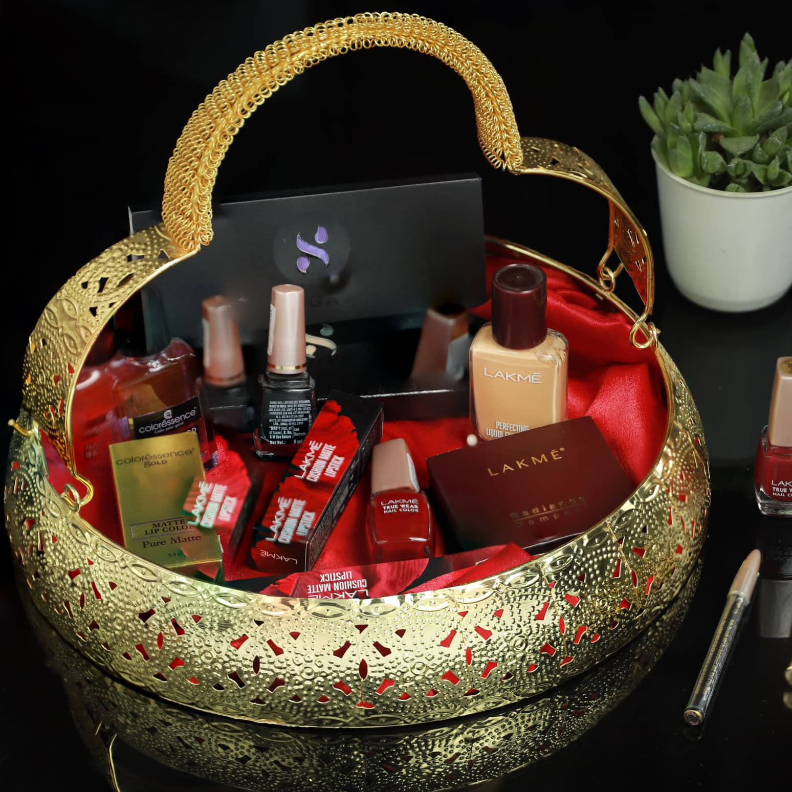 Tuxédo Surahi Basket Decorative