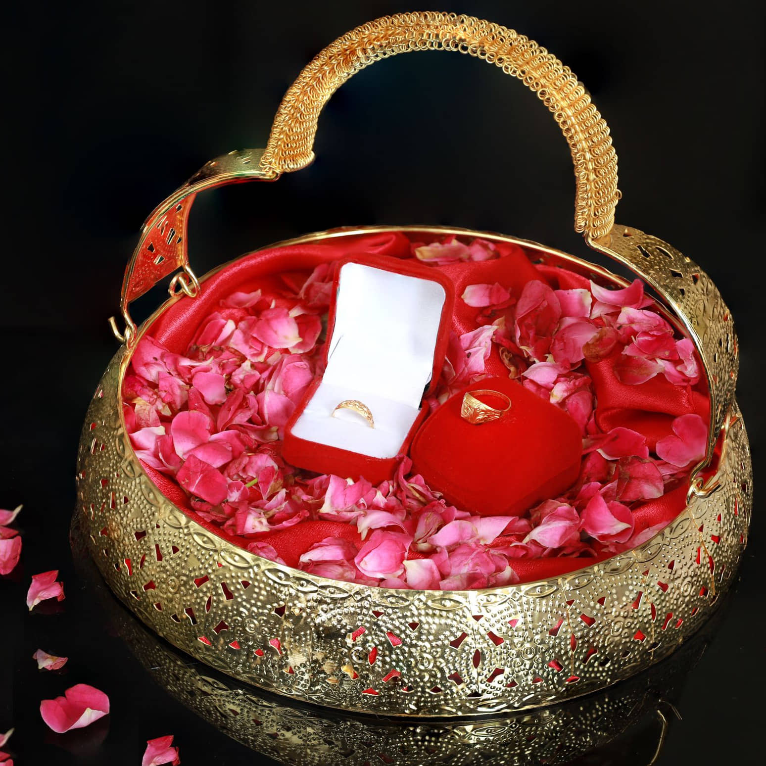 Tuxédo Surahi Basket Decorative