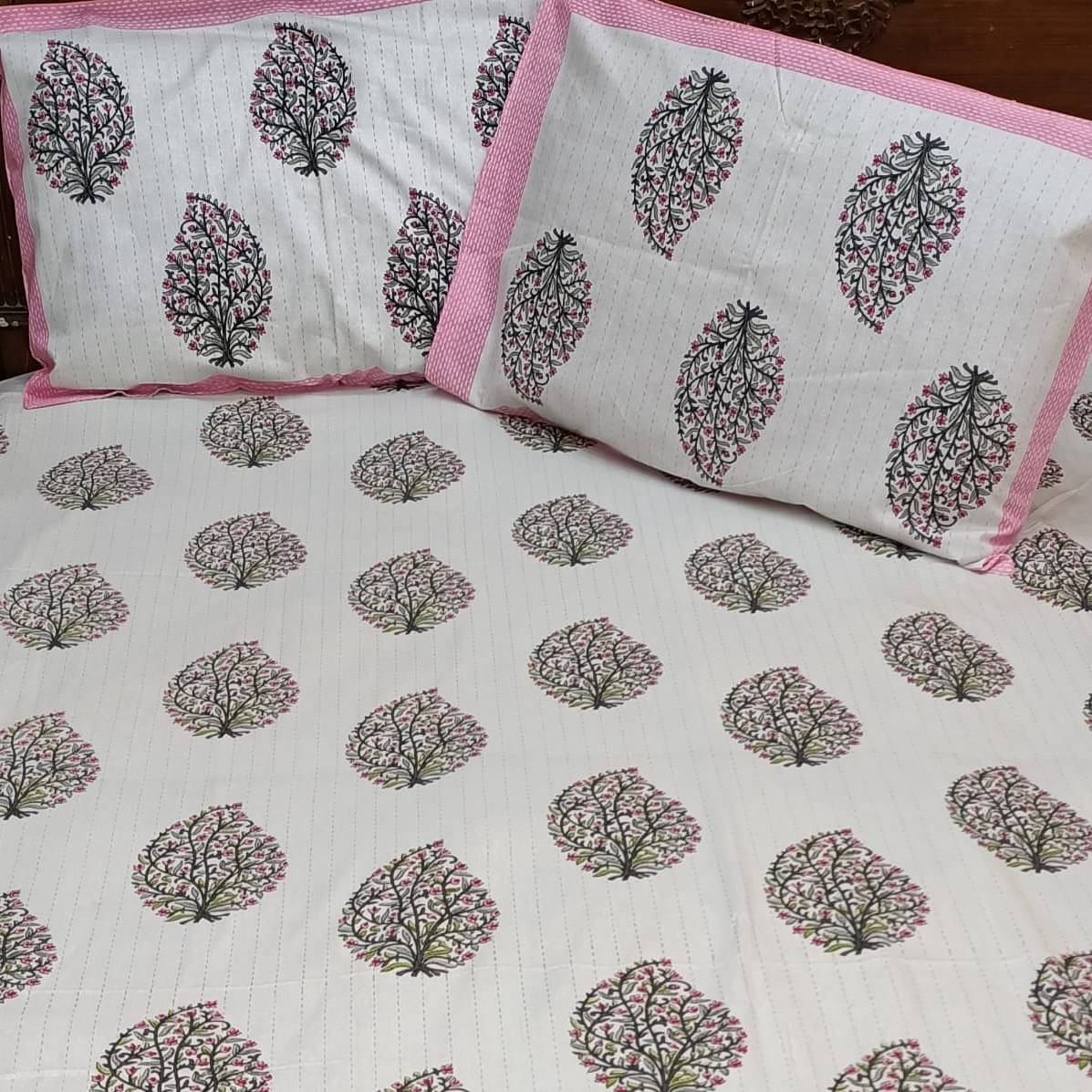 Cotton Printed Bed Sheet (off white & pink)