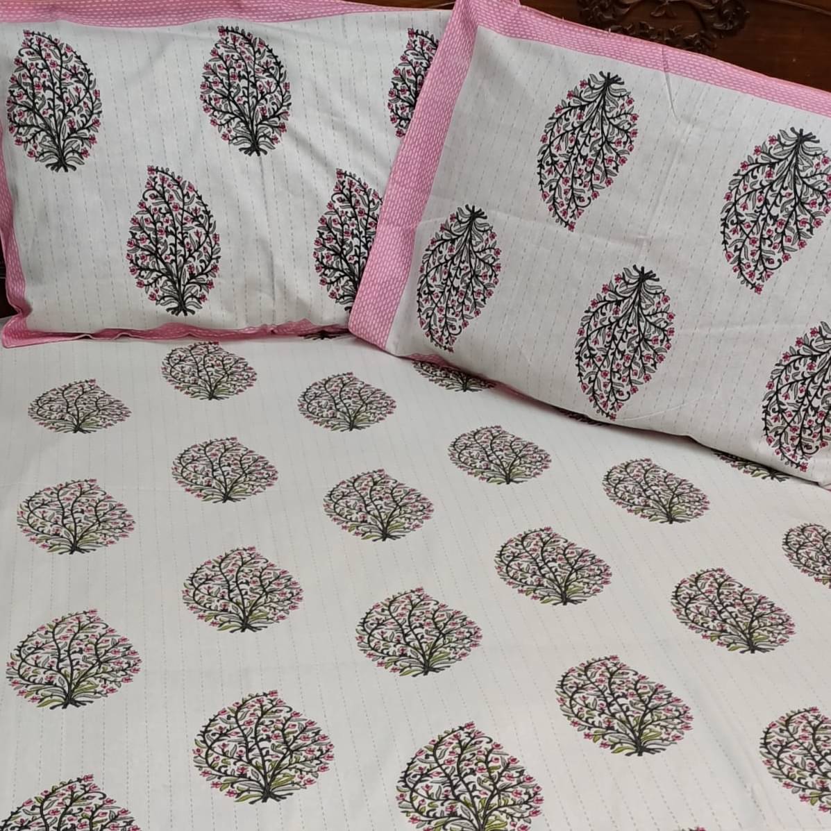 Cotton Printed Bed Sheet (off white & pink)