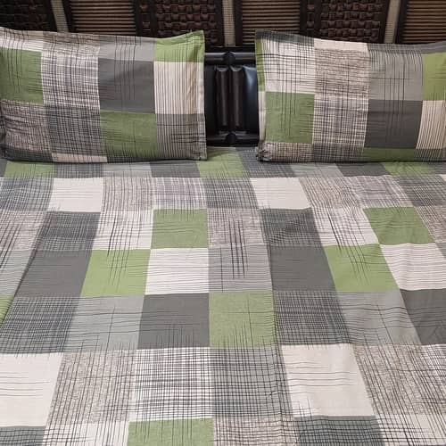Geometrical Multicolored King Size Pure Cotton Bedsheet With Two Pillow Covers