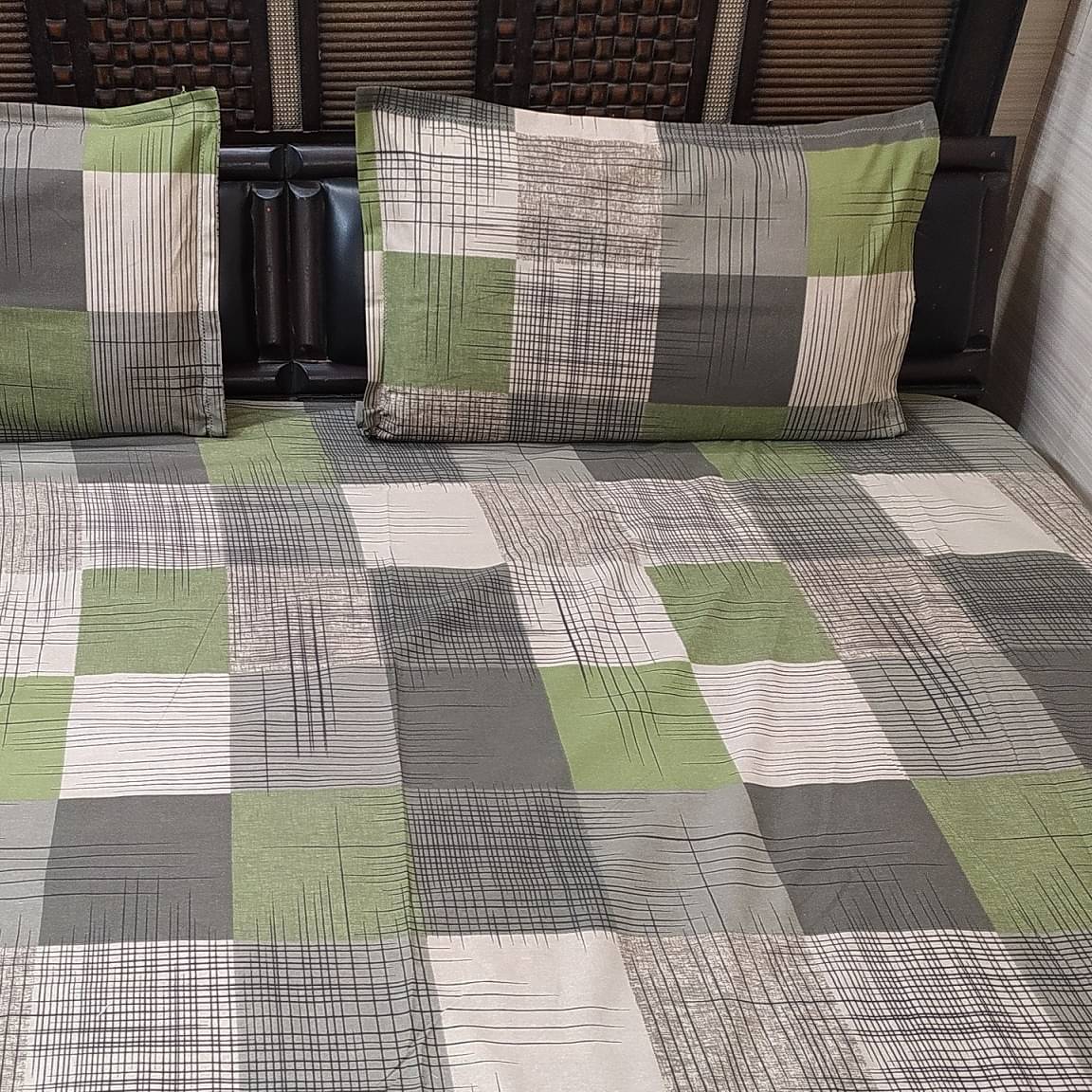 Geometrical Multicolored King Size Pure Cotton Bedsheet With Two Pillow Covers