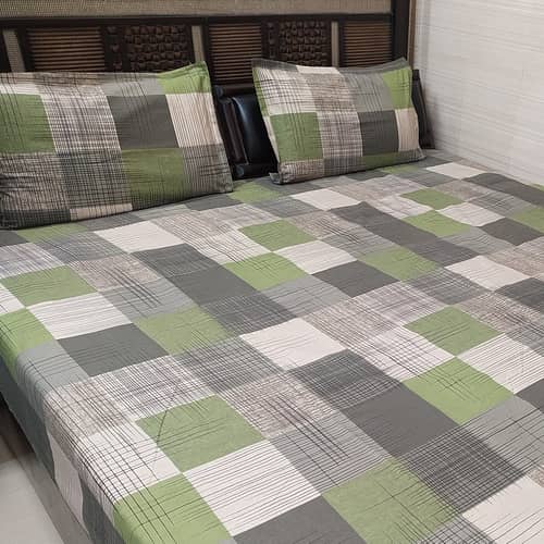 Geometrical Multicolored King Size Pure Cotton Bedsheet With Two Pillow Covers