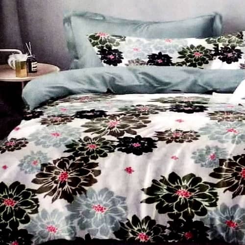 Carnation Queen Size Bedsheet with Pillow Covers & Comforter