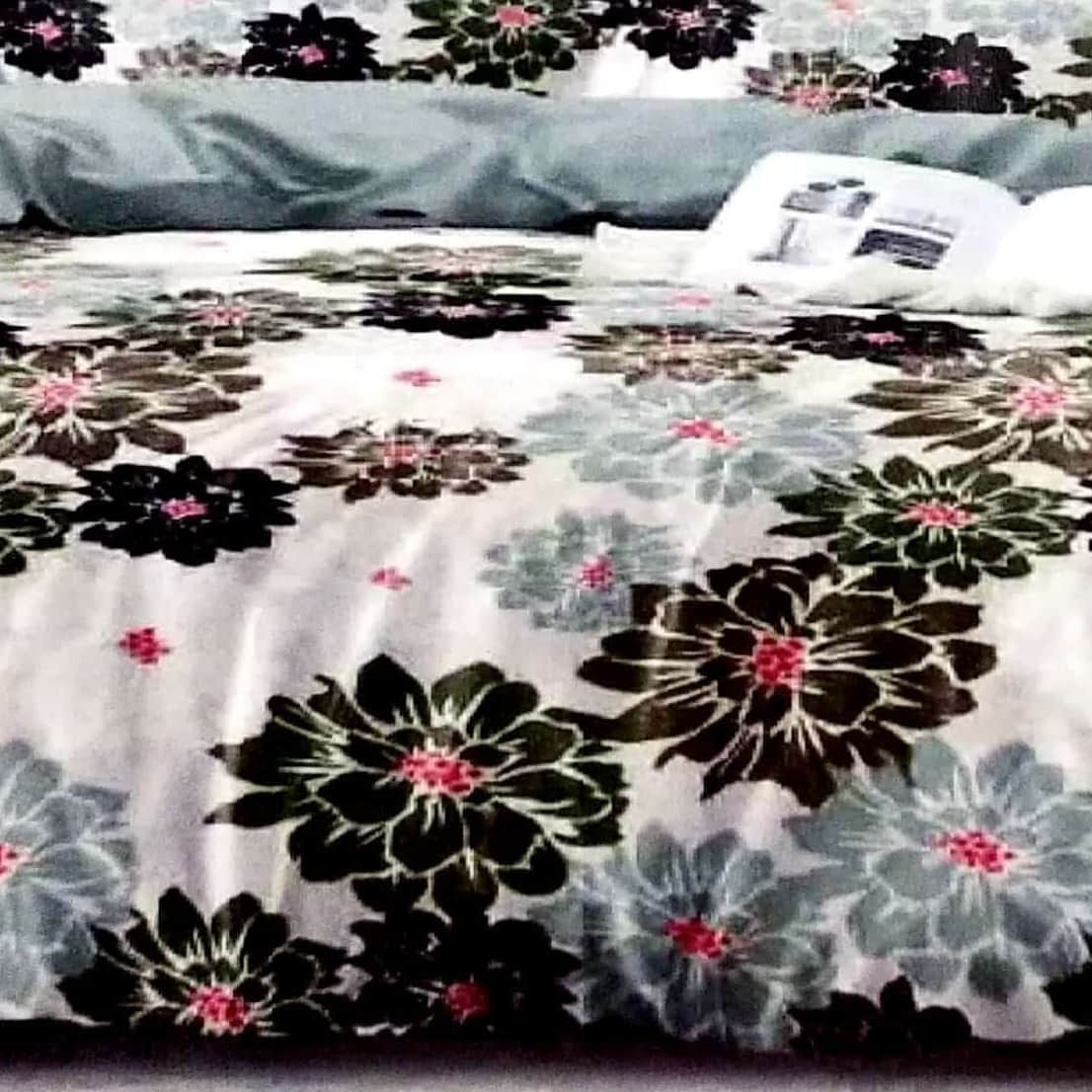 Carnation Queen Size Bedsheet with Pillow Covers & Comforter - top_view