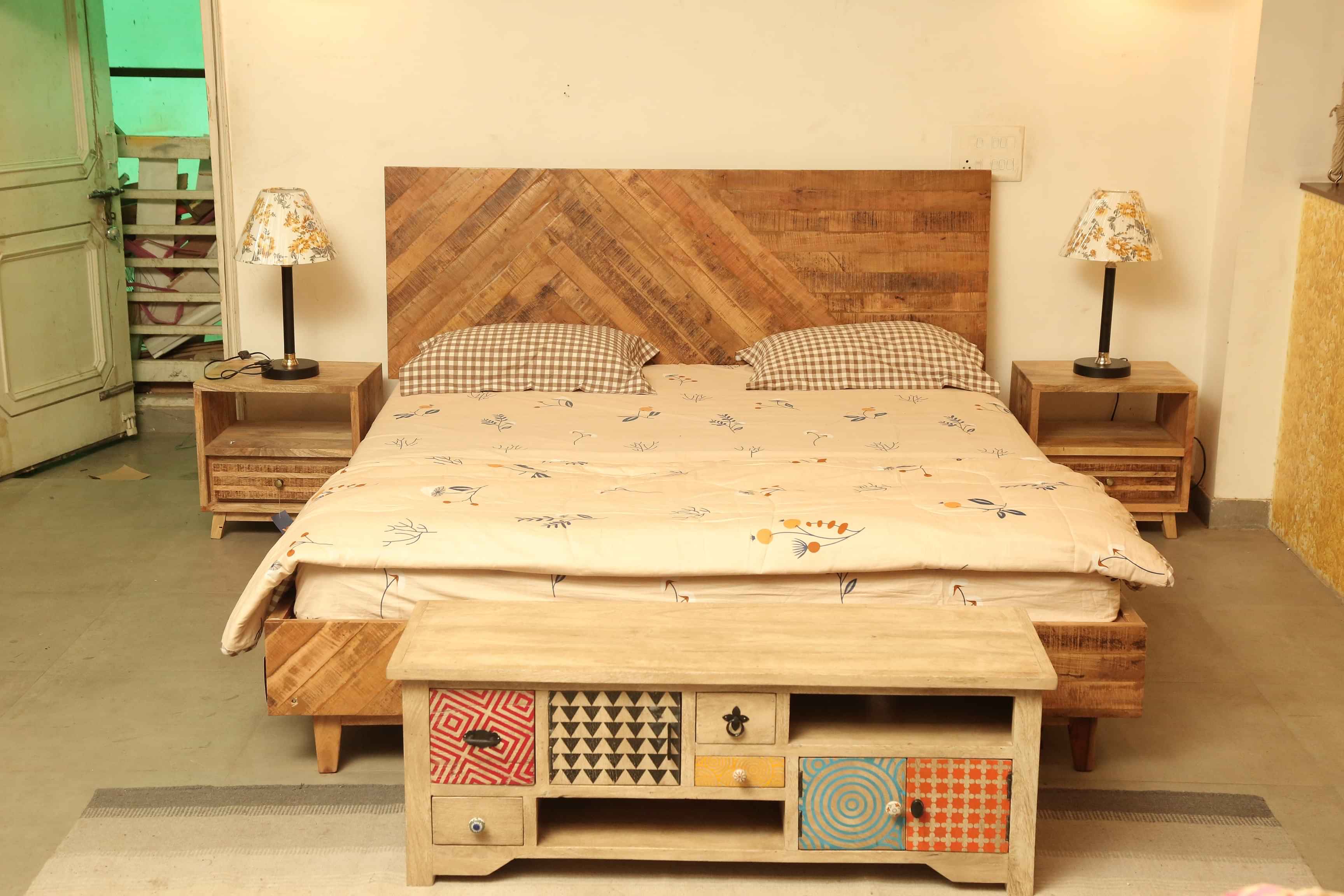 Strip Mango Wood King Size Bed - photo