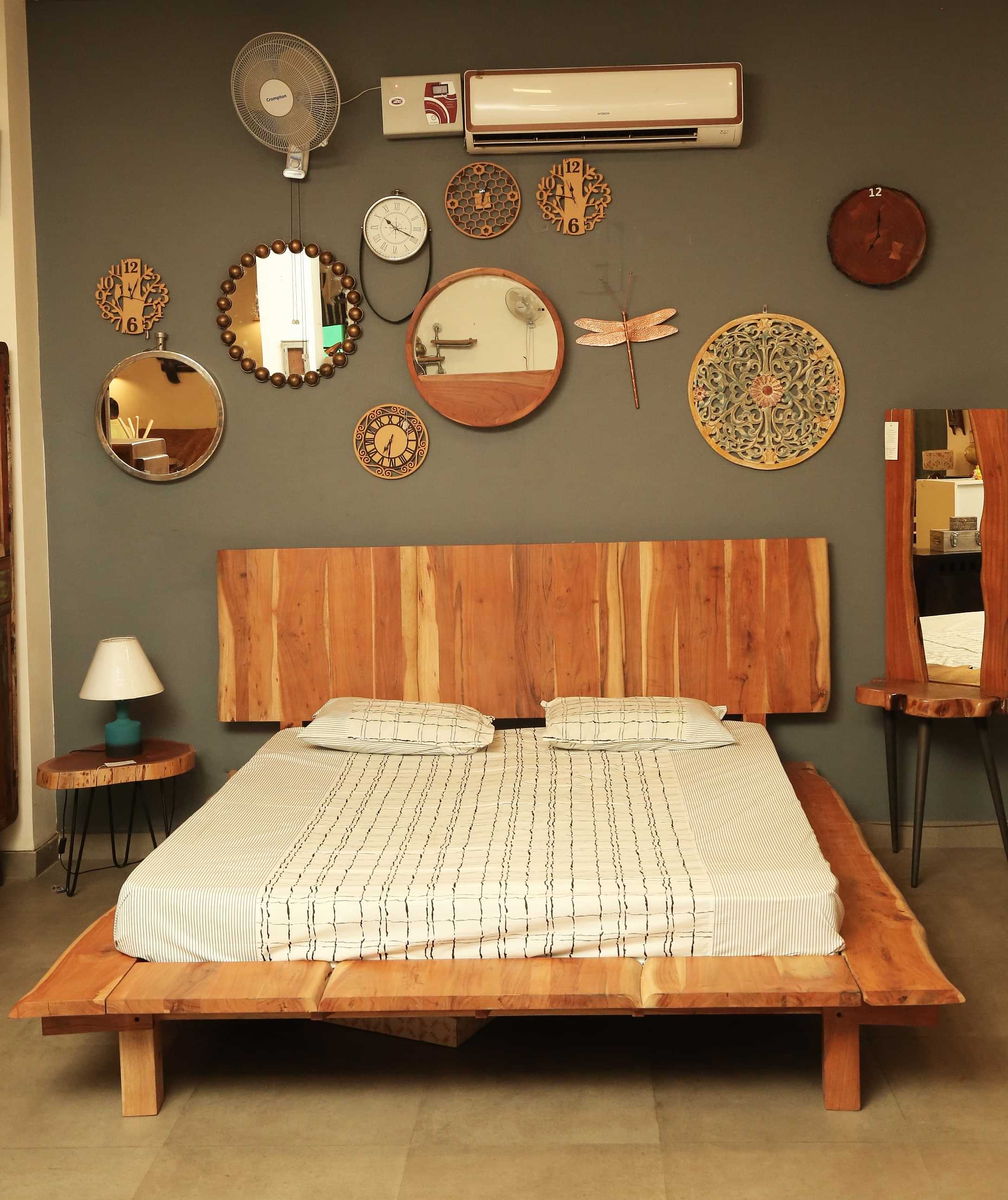 Acacia Wood King Size Bed - photo